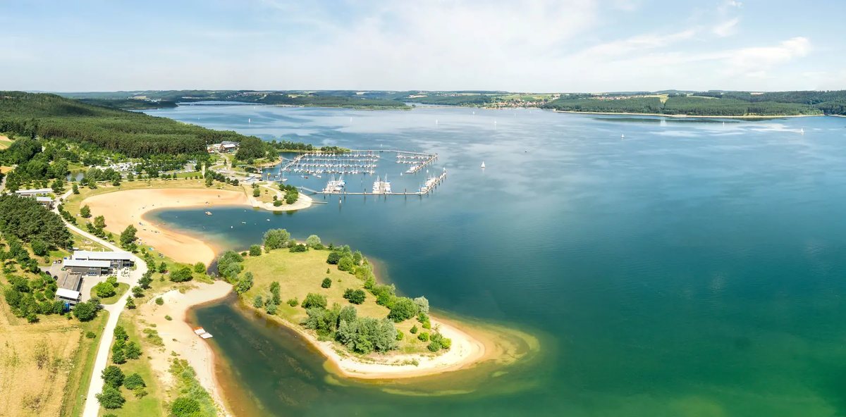 Luftaufnahme des Gro&szlig;en Brombachsees mit Sandstrand, Segelhafen und der bewaldeten Halbinsel bei Enderndorf